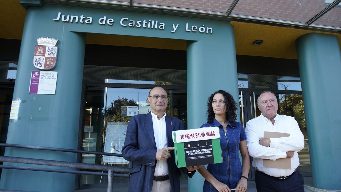 Los alcaldes de Toreno, Páramo del Sil y Berlanga del Bierzo (León), Vicente Mirón (I), Alicia García y César Álvarez (D), registran las firmas recogidas para reclamar una ambulancia permanente en el Centro de Salud de Toreno (León)