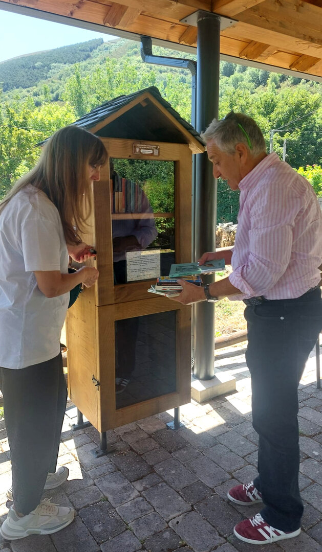 Mini biblioteca de libros libres en Chano (León), impulsadas por A Plena Cultura.