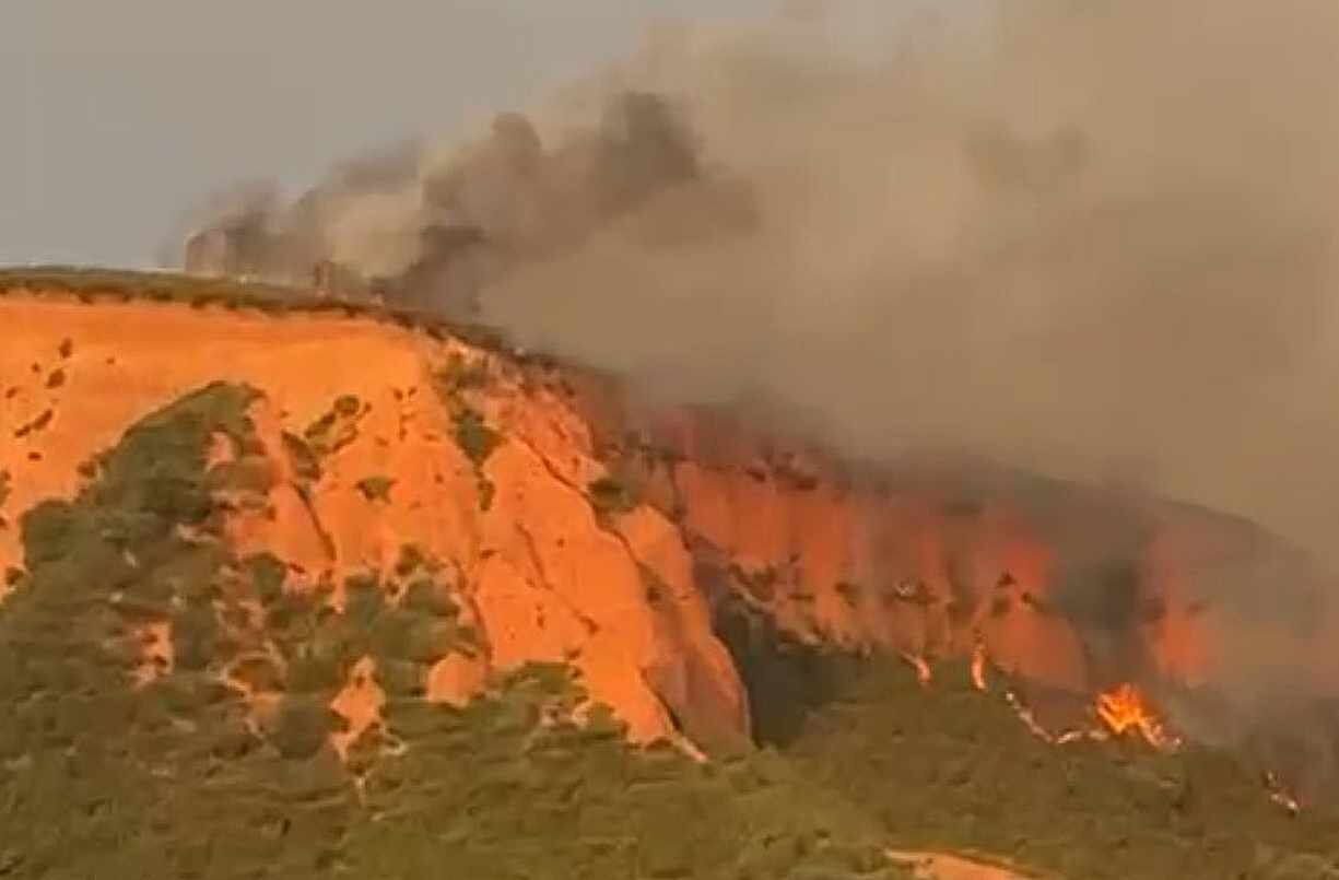 Fuego en el entorno de Las Médulas en una imagen difundida a través de las redes sociales.
