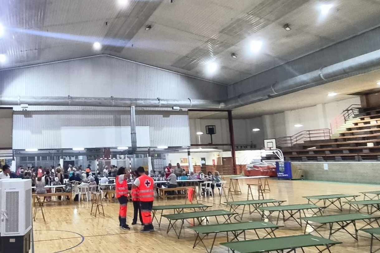 Imagen del pabellón, con decenas de desplazados.