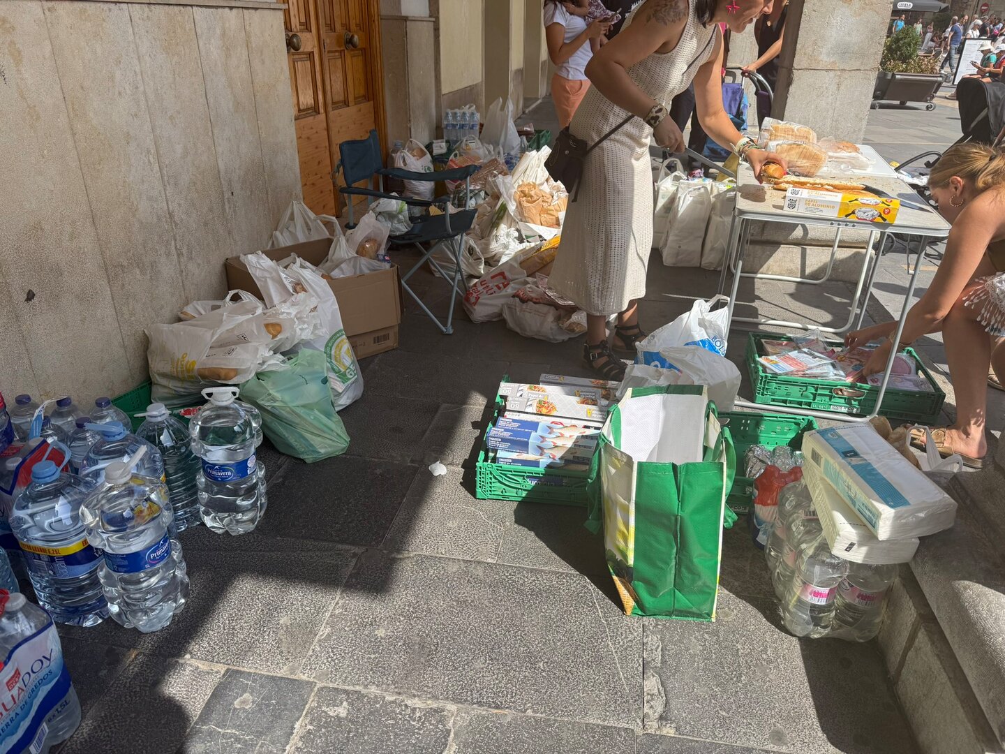 Donación espontánea de alimentos en la Plaza de Regla de León. Los responsables de emergencias recuerdan que no es necesario donar alimentos y pide que se canalicen las donaciones con Cruz Roja y no a través de terceros. Foto de @GonzaloSF90