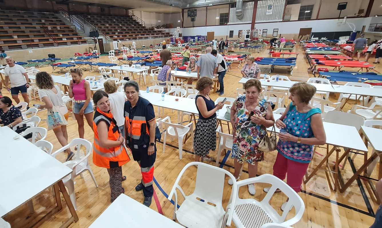 Voluntarios y desalojados, este jueves, en el Polideportivo de La Bañeza.