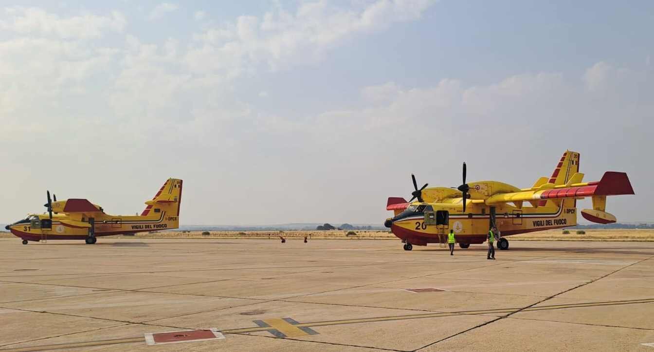 Los dos aviones-cisterna del Mecanismo Europeo de Protección Civil aterrizan en Matacán (Salamanca). Permitirán transportar cantidades superiores a los 5.500 litros de agua para la lucha contra incendios