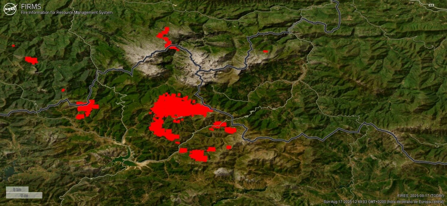 Imagen facilitada por la Nasa Firms de los incendios en la zona de Picos de Europa este domingo. Foto: Nasa