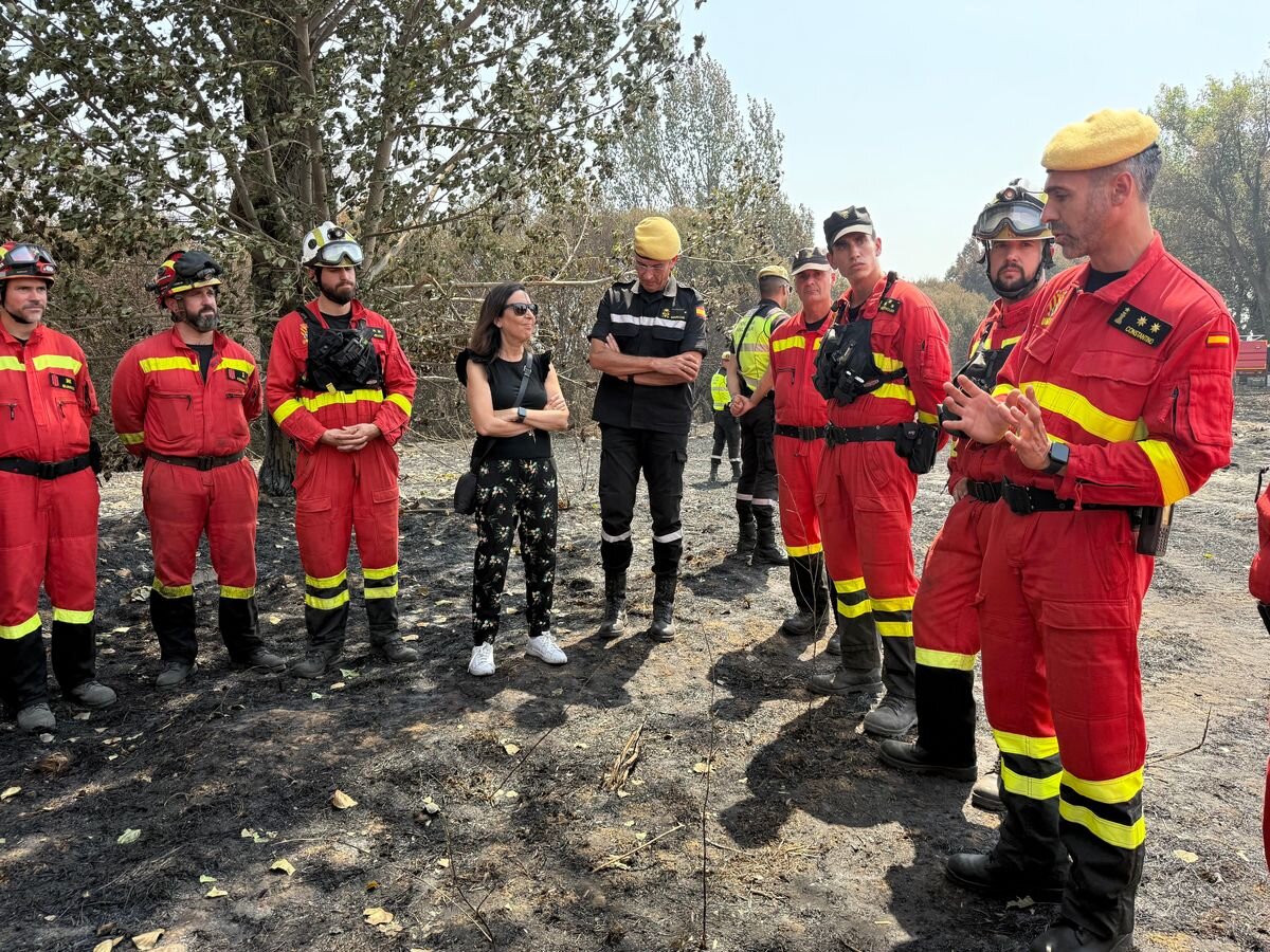 La ministra de Defensa, Margarita Robles, visitó este fin de semana Ayoó de Vidriales (Zamora), donde intervino la UME en el incendio. Foto: Ical
