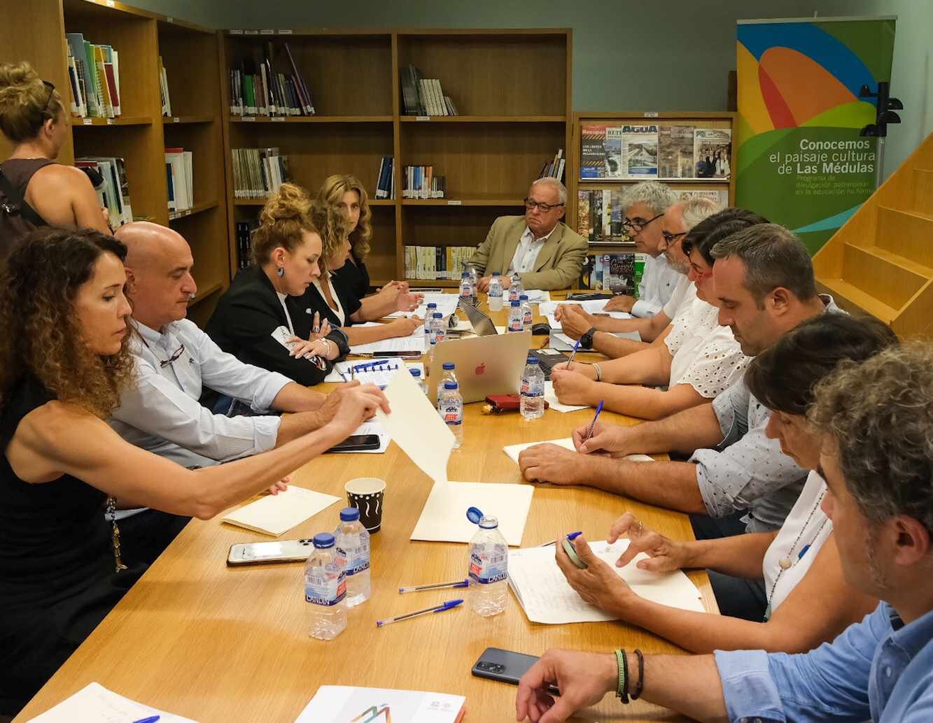 El consejero de Cultura, Turismo y Deporte y presidente del Patronato de la Fundación Las Médulas, Gonzalo Santonja, preside la reunión del patronato.
