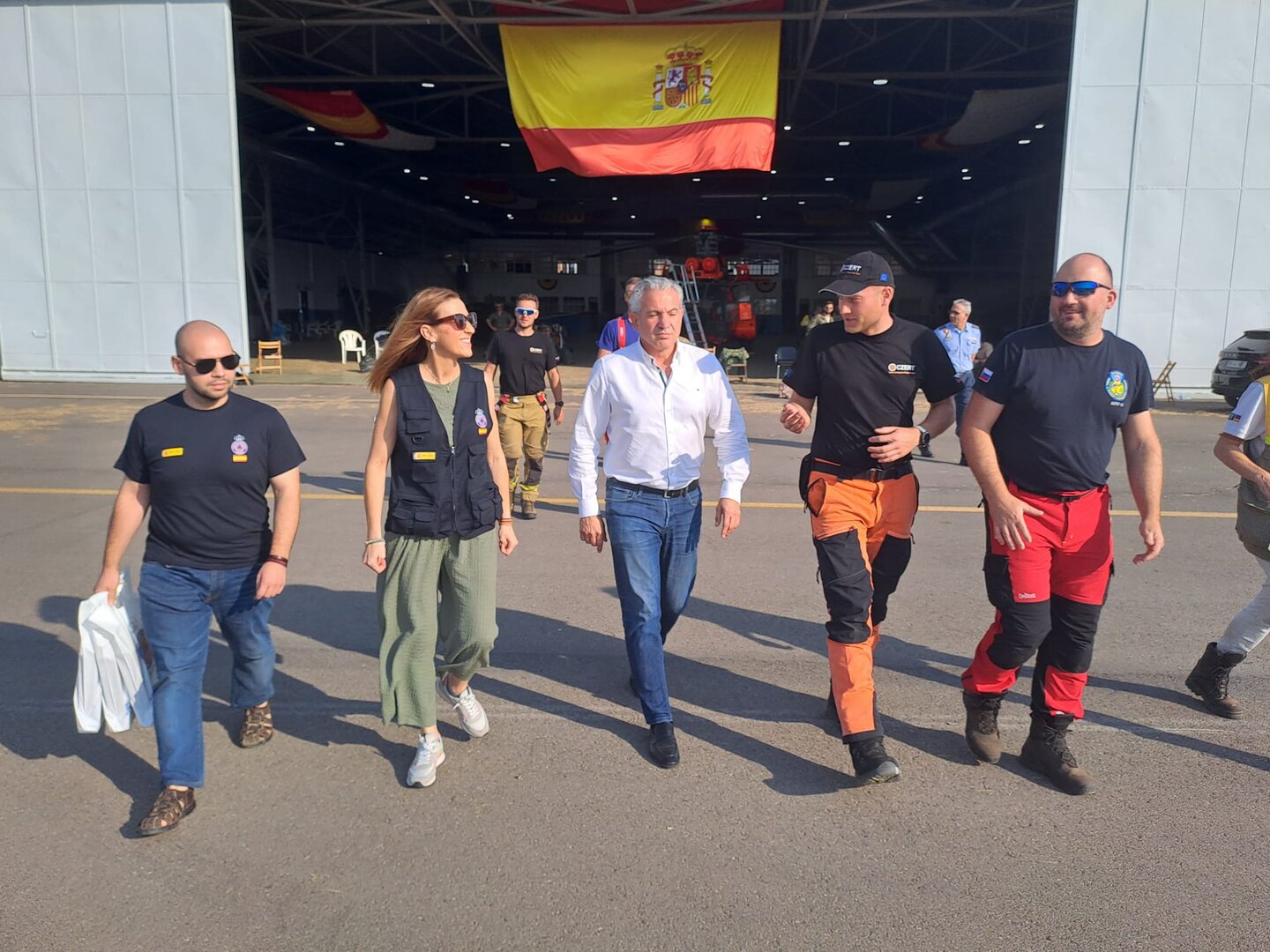 Virginia Barcones y Nicanor Sen, junto a efectivos europeos de República Checa, Eslovaquia y Países Bajos desplazados a León para luchar contra los incendios. Foto: Gob.