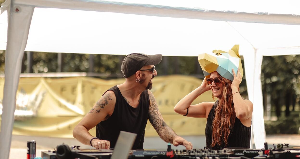 Foto 1 – DJs en cabina 1