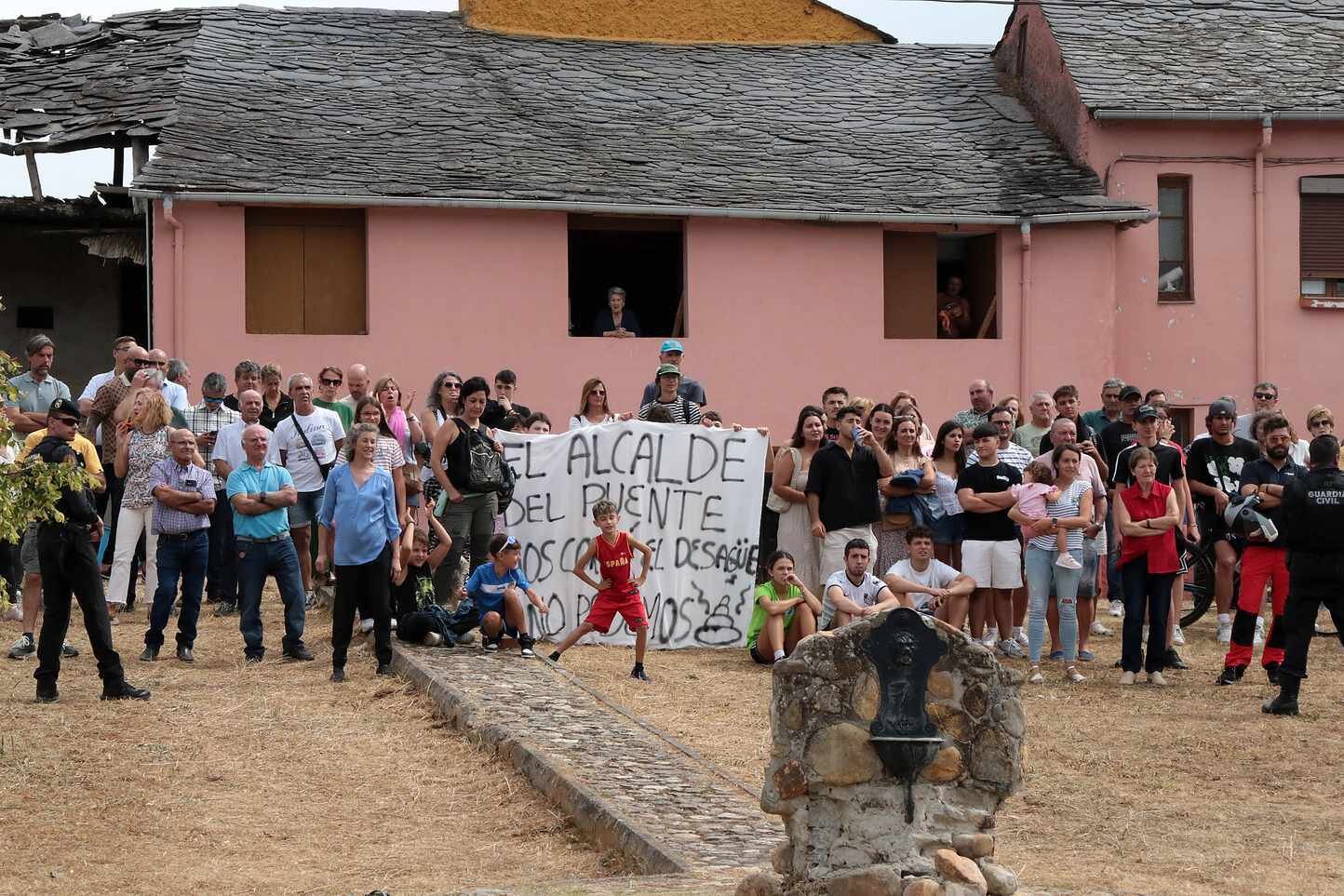Vecinos de Carucedo se manifiestan a la llegada de los Reyes