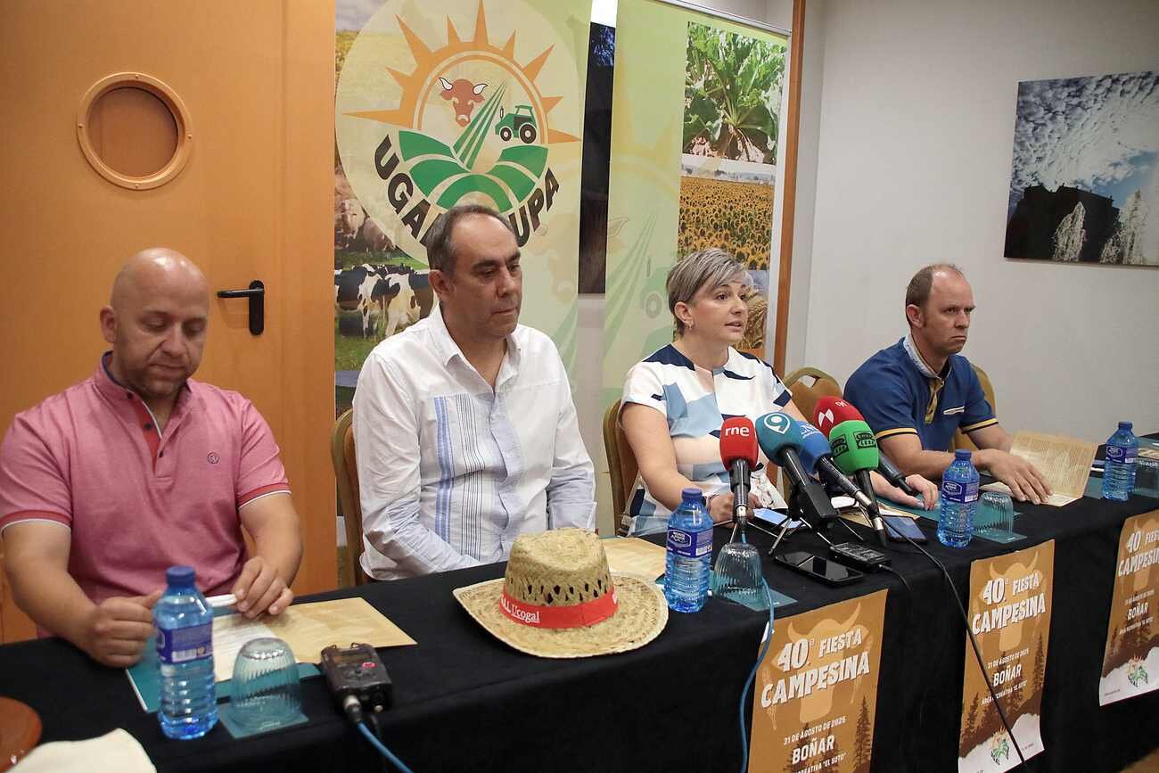 La secretaria general de la Unión de Agricultores y Ganaderos de León, Sonia Castro, presenta una nueva edición de la Feria Campesina de Ugal, acompañada por el secretario de Organización, Valentín Martínez, el secretario de Ganadería, David Rodríguez ,y el alcalde de Boñar, Pepe Villa