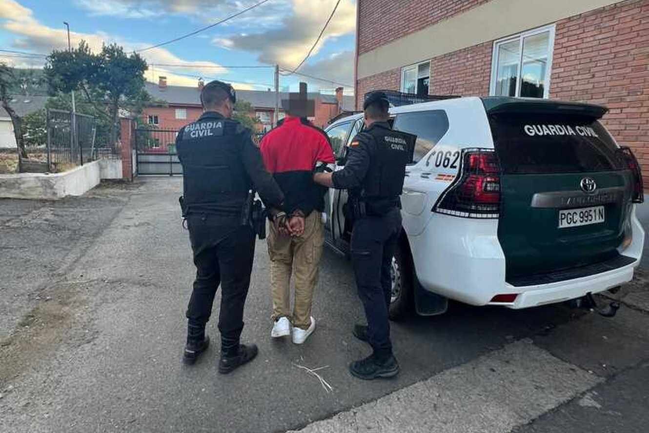 El detenido, en el momento de ser trasladado por efectivos de la Guardia Civil.