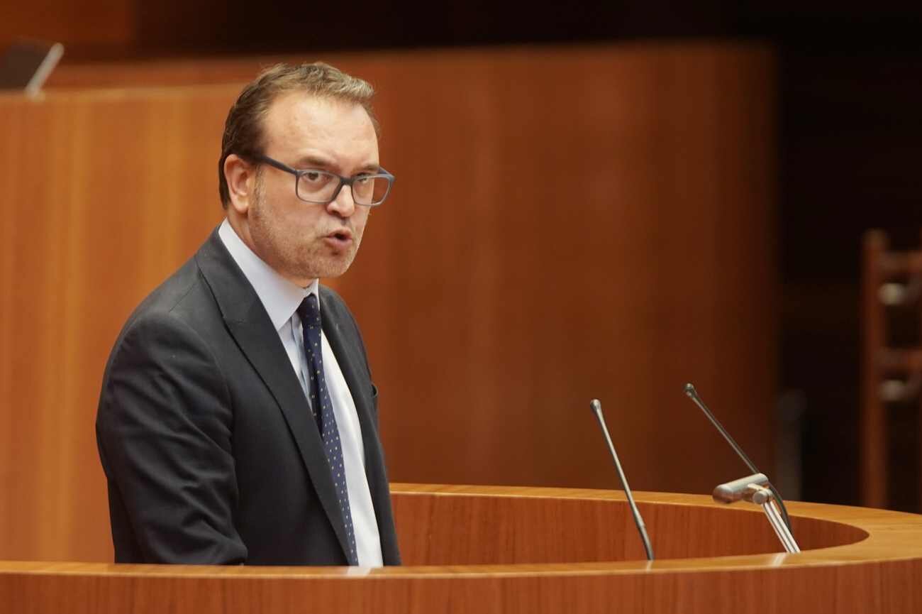 Pleno extraordinario de las Cortes; en la imagen, intervención de Ricardo Gavilanes.