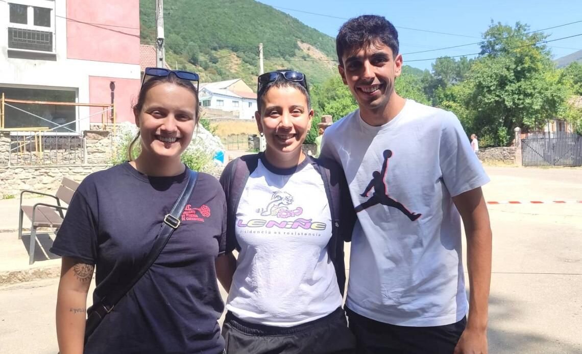 victor_castro_con_dos_de_las_personas_que_han_colaborado_en_el_proyecto