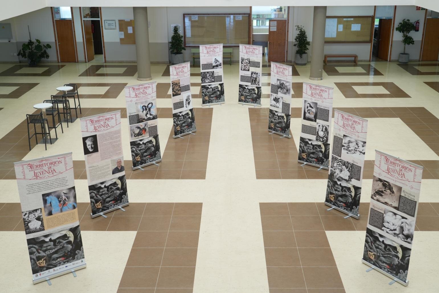 En el mes de septiembre, en el hall de la Facultad de Filosofía y Letras se podrá disfrutar de la exposición “Territorios de leyenda”