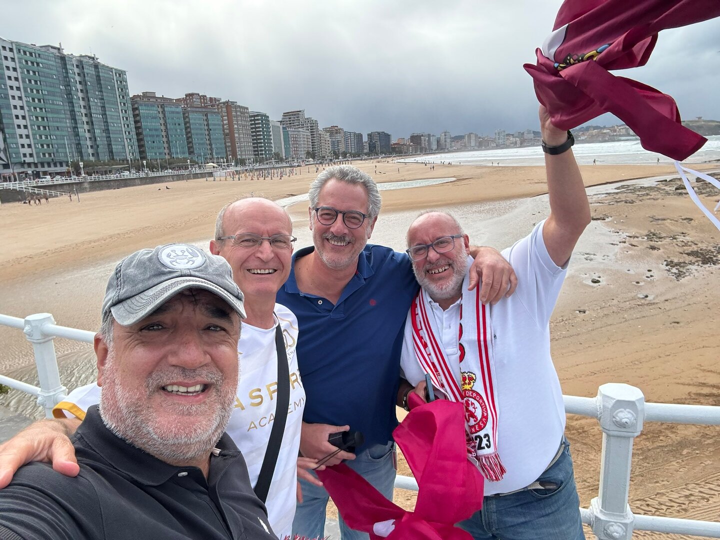 Aficionados de la Cultural en el paseo de San Lorenzo.
