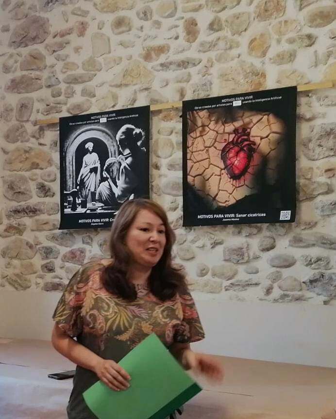Cathy Thompson explicando la exposición