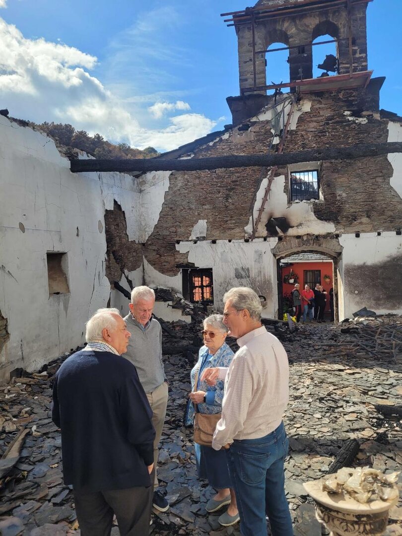 El presidente de Cáritas visita algunas de las zonas afectadas por los incendios en las Diócesis de Astorga y de León.