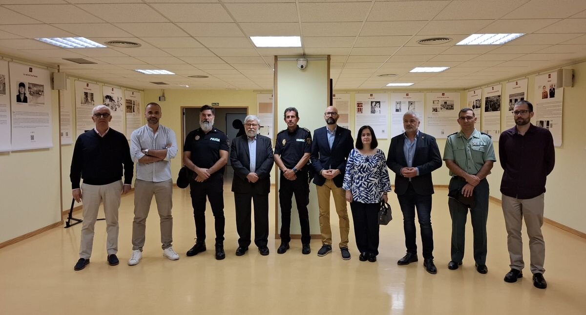De izquierda a derecha, el secretario técnico del Servicio Territorial de Cultura, Avelino Crespo; el decano del Colegio Profesional de Periodistas de Castilla y León, Pedro Lechuga; el intendente jefe de la Policía Local de León, Miguel Ángel Llorente; el director del Centro Memorial de Víctimas del Terrorismo, Florencio Domínguez; el comisario principal de León, Miguel Ángel del Diego; el subdelegado del Gobierno en León, Héctor Alaiz; la comisionada para las víctimas del terrorismo de Castilla y León, Sonsoles Sánchez-Reyes; el presidente de la Asociación de Víctimas del Terrorismo de Castilla y León, Sebastián Nogales; el teniente coronel de la Comandancia Guardia Civil de León, César Sánchez; y el director de la Biblioteca Pública de León, Jacob Serrano, en la inauguración de la exposición.