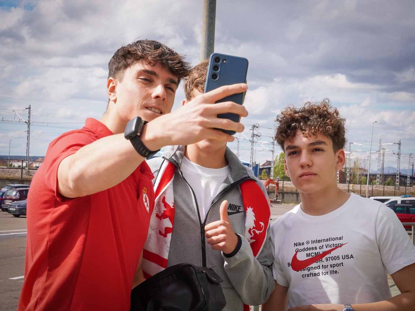 No han faltado los selfies con la afición a la llegada del equipo.