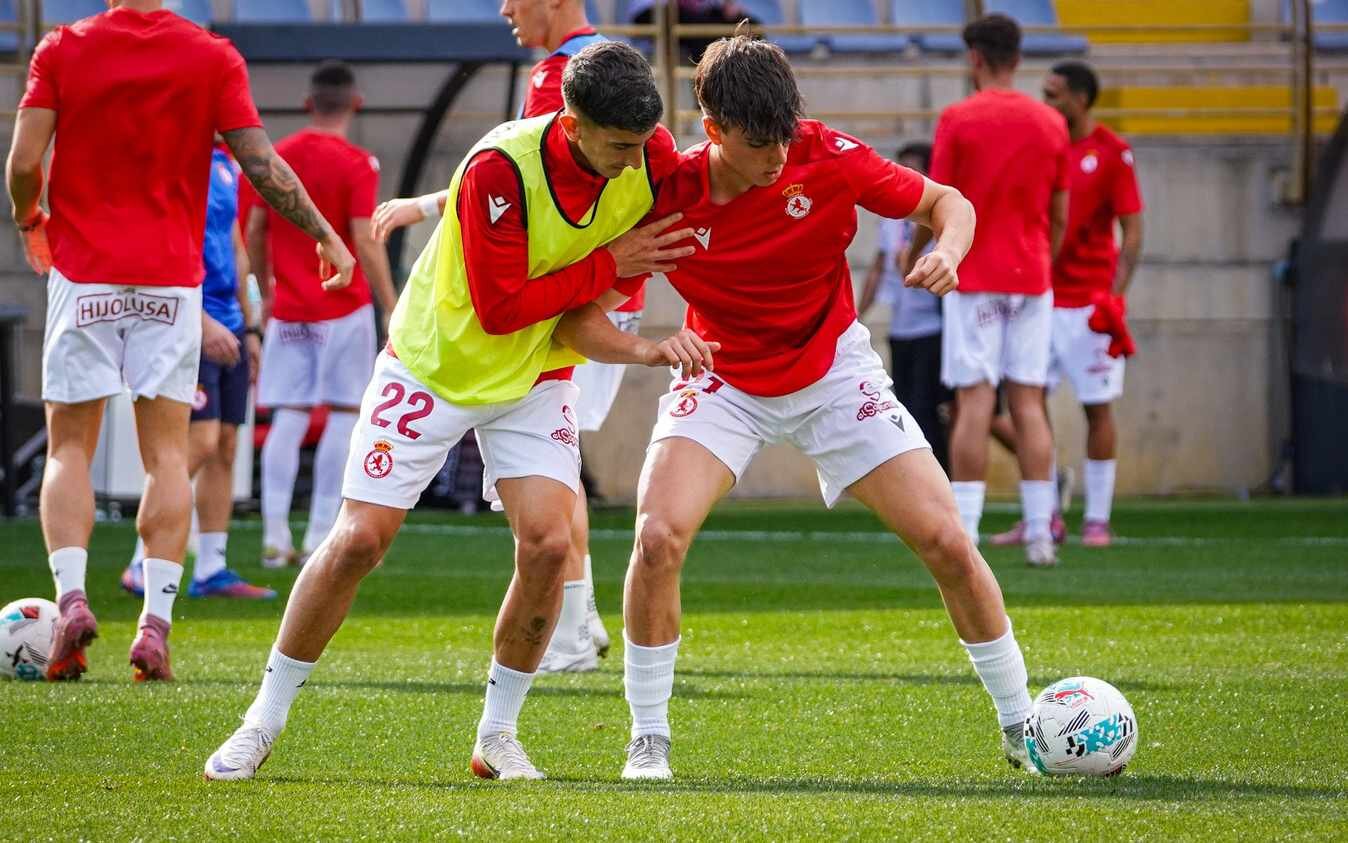 La plantilla, durante el calentamiento de este domingo.