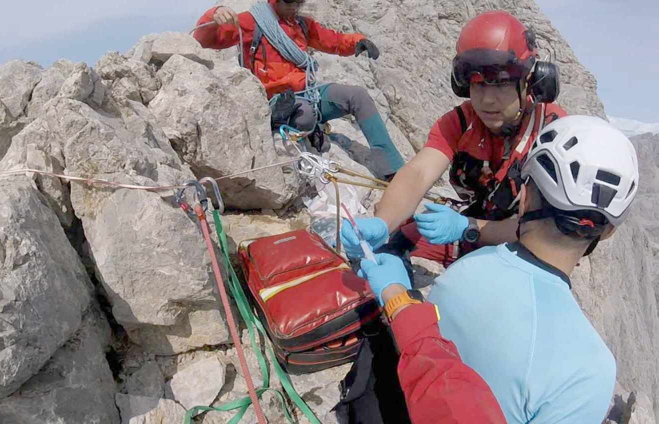 Los equipos de emergencias, en plena cima, durante el auxilio al herido.
