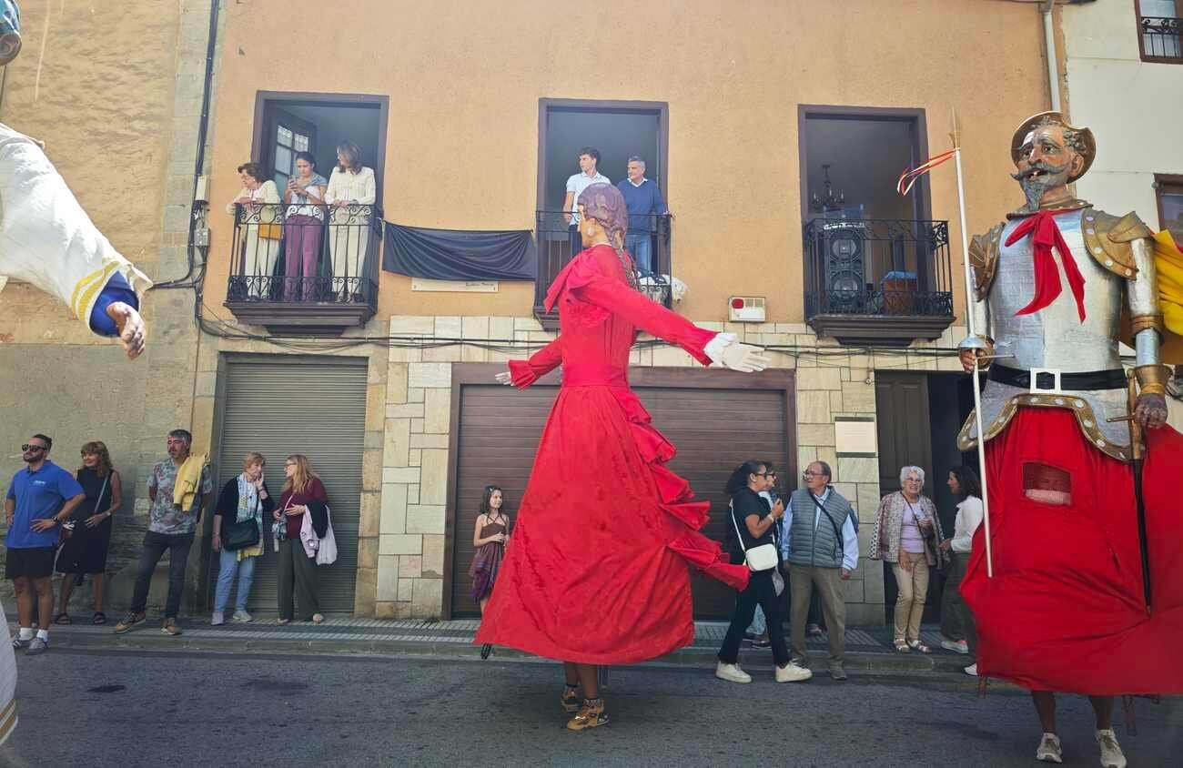 El descubrimiento del recuerdo al poeta coincidió con las fiestas del Cristo de la Esperanza y el desfile de Gigantes y Cabezudos.