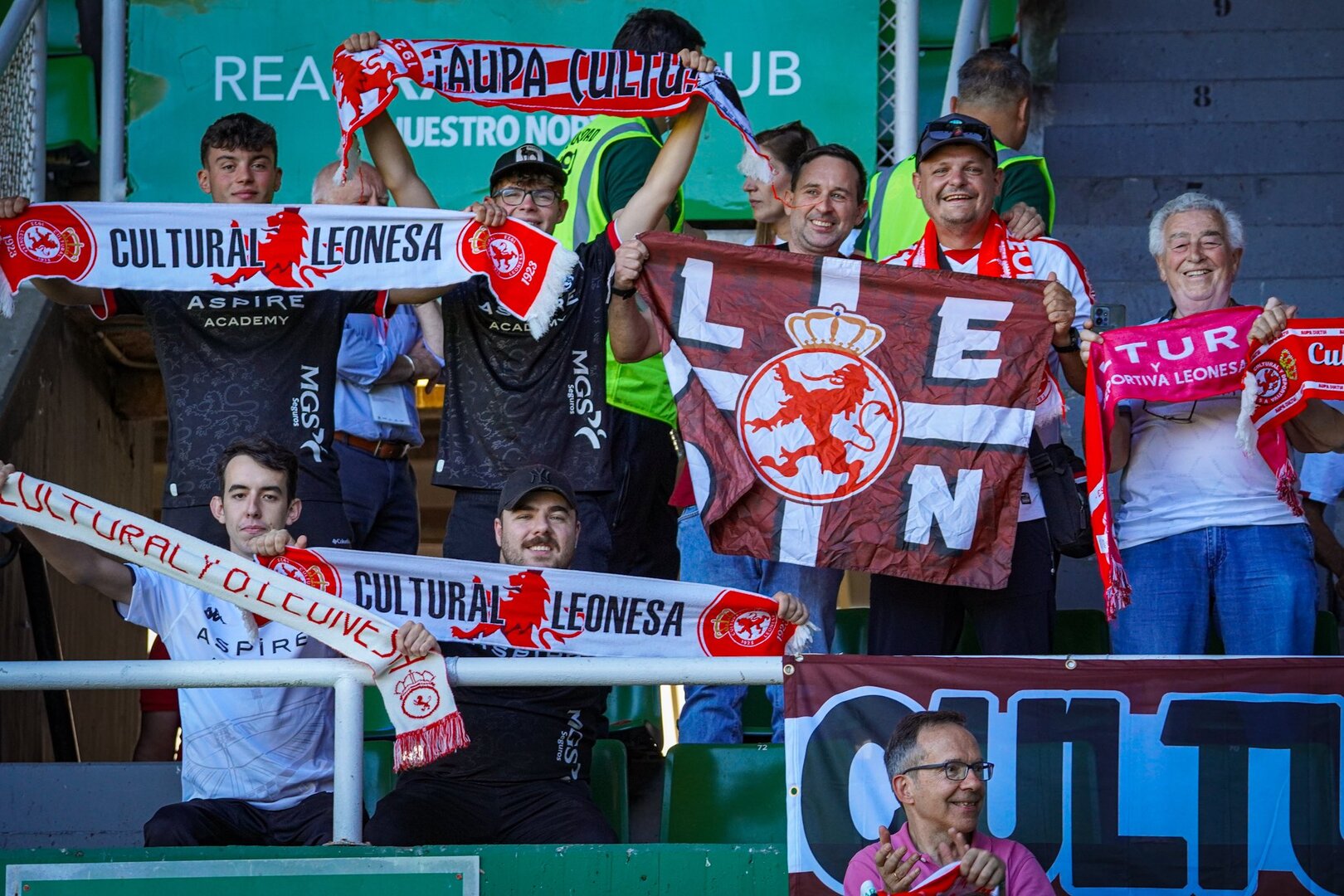 Aficionados leoneses desplazados para presenciar el encuentro.