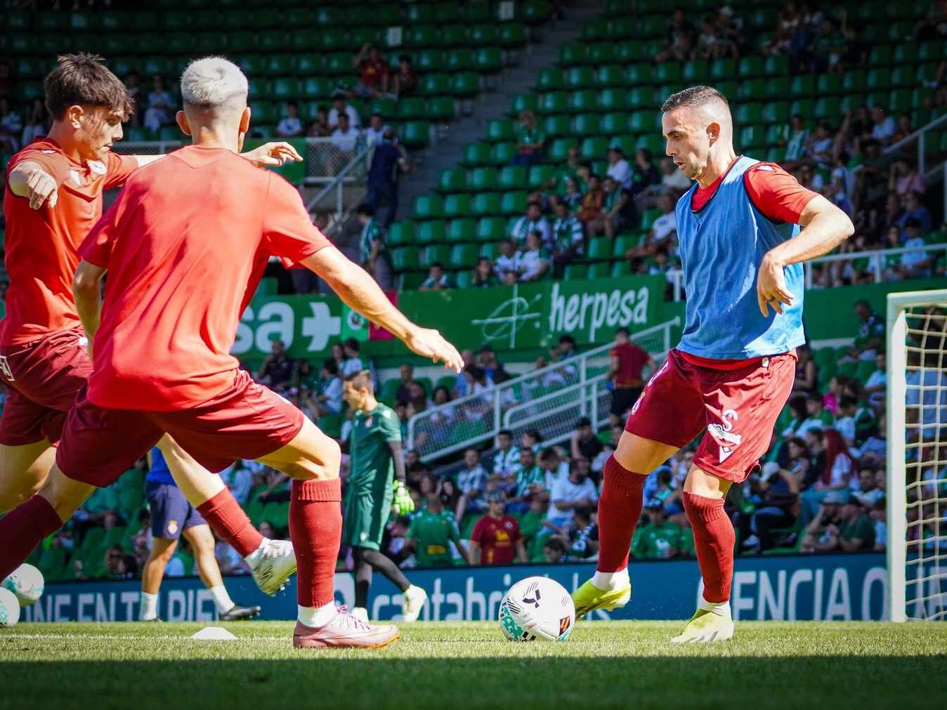 La Cultural, durante el calentamiento este domingo.