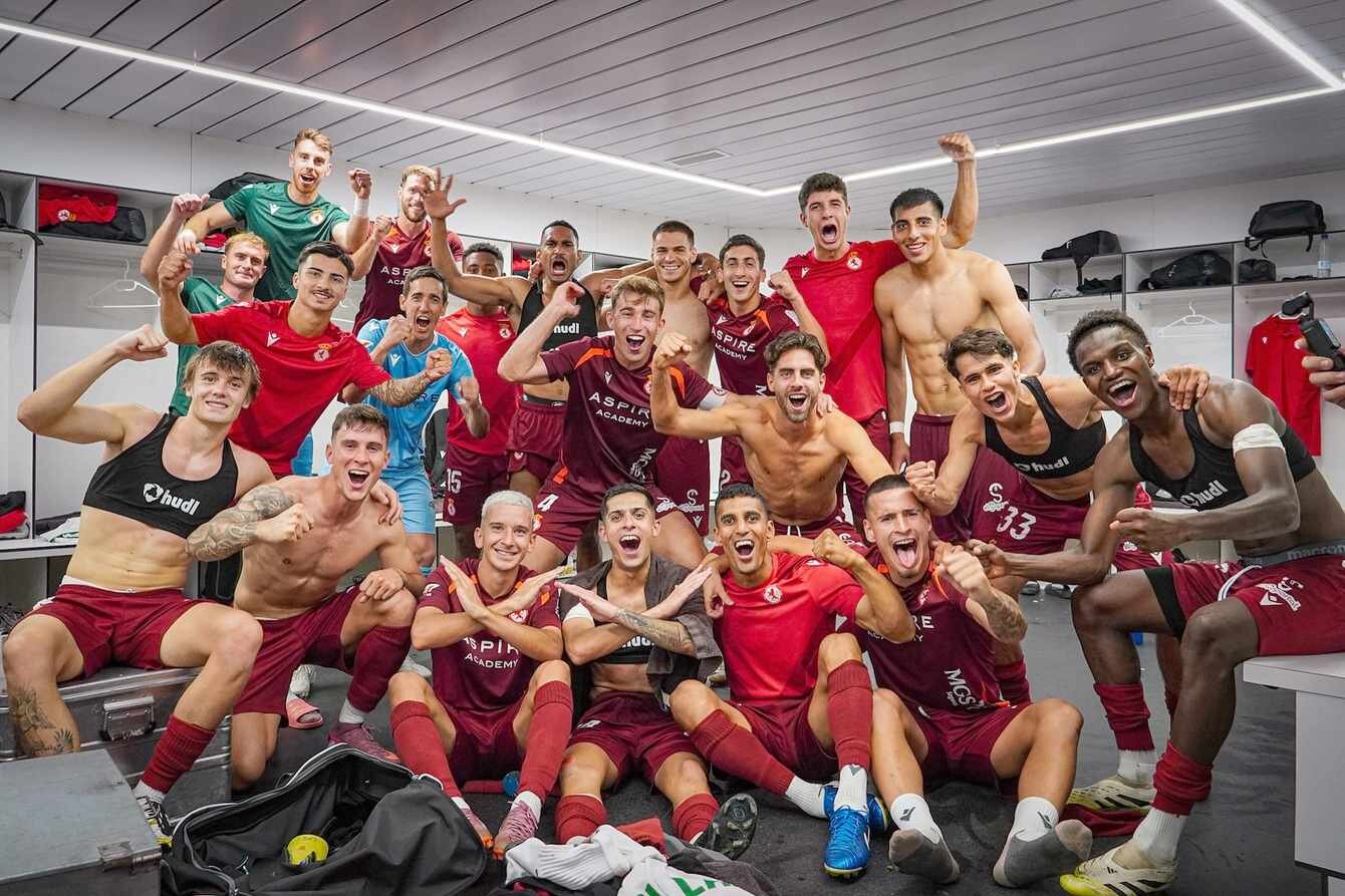 La plantilla de la Cultural celebra la victoria ante el líder.