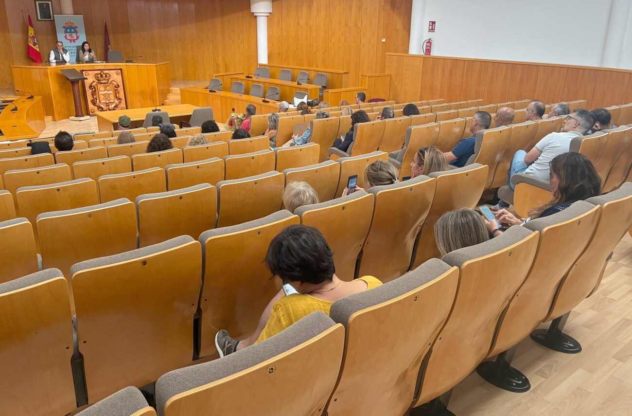Un instante de la reunión mantenida entre la alcaldesa y la representación de los trabajadores.