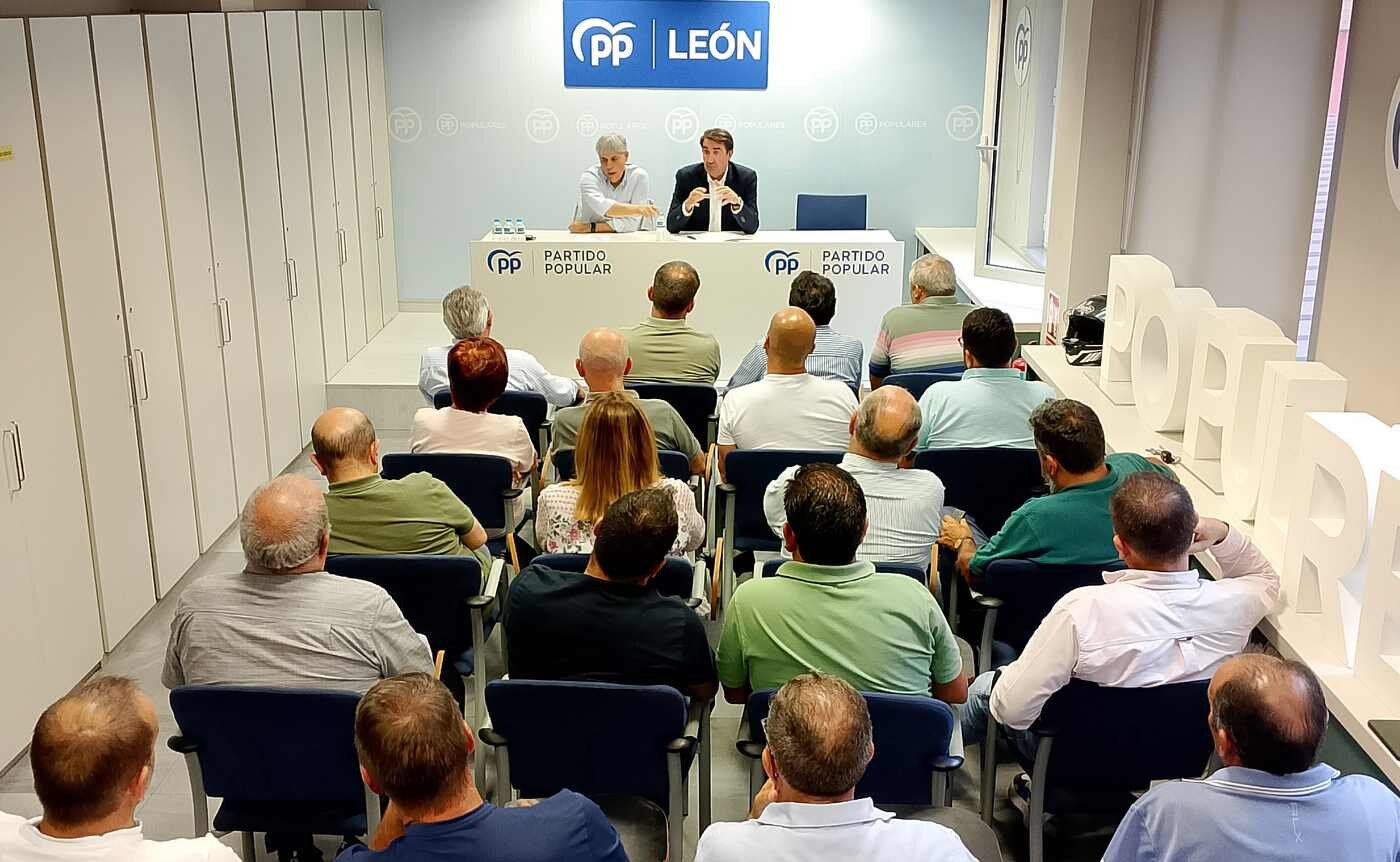 Numerosos alcaldes acudieron las reuniones con la cúpula del PP.