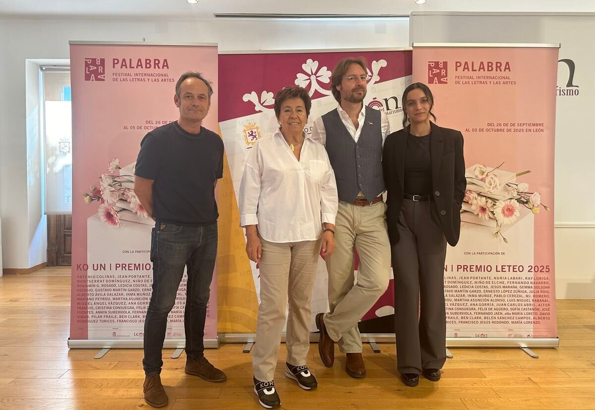 Presentación del Festival Palabra con su director Rafa Saravia (2D), la edil de Cultura, Elena Aguado (2I), y el editor Héctor Escobar