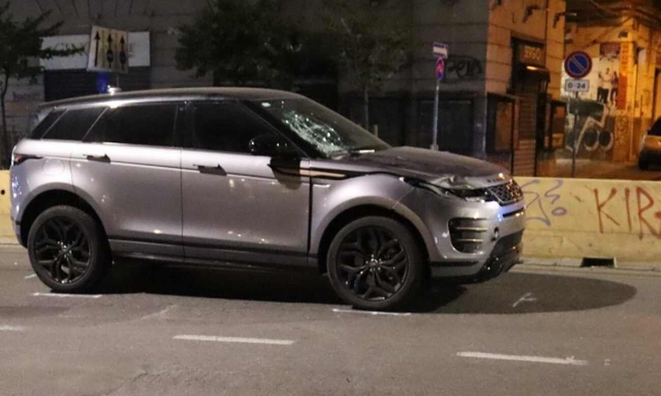 Imagen del vehículo implicado en el atropello mortal ocurrido en la calle Corso Umberto I de Nápoles, a la altura del número 87.