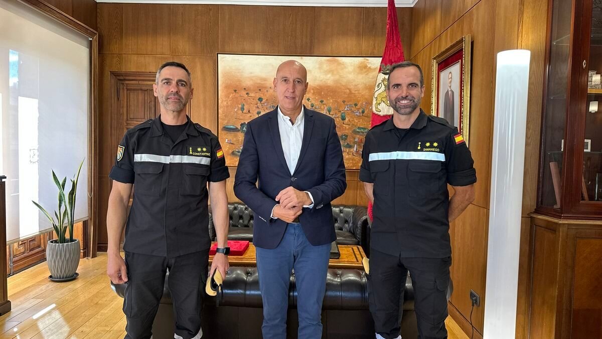José Antonio Diez recibe al nuevo teniente coronel del V Batallón de la UME en León, Pablo Samaniego.