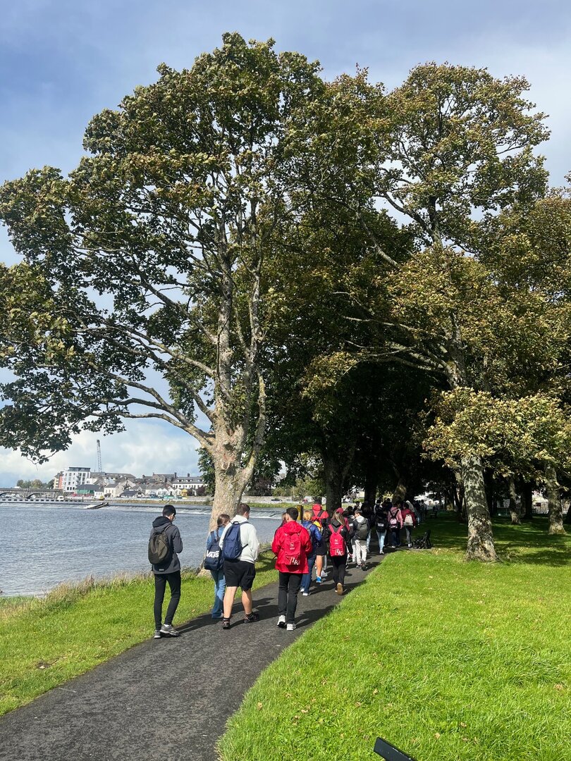 Los alumnos de la Asunción durante un recorrido por la ciudad irlandesa de Atlone.