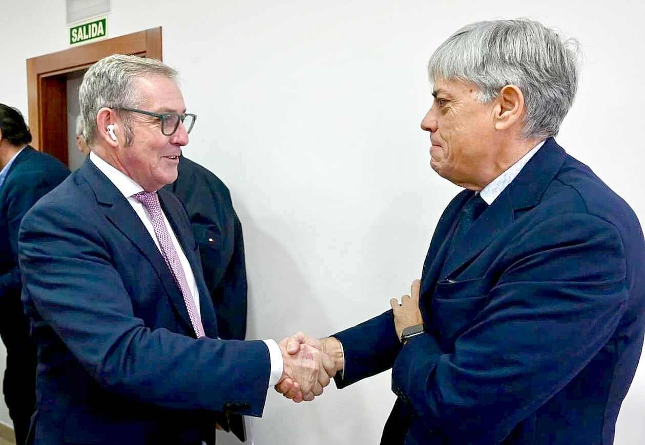 La concejala de Comercio, Consumo y Fiestas Camino Orejas; el presidente de la Cámara de Comercio, Javier Vega, y el delegado territorial de la Junta, Eduardo Diego, hacen un balance de la última campaña del programa de bonos al consumo de León