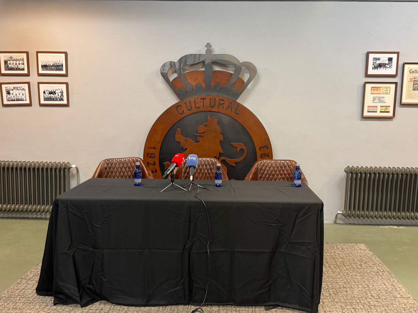 Antepalco del estadio Reino de León con todo dispuesto para la presentación.