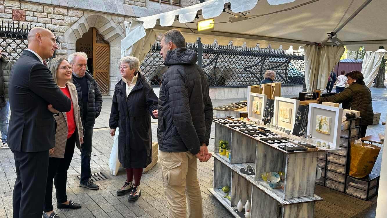 El alcalde de León, José Antonio Diez, durante su recorrido por la feria. Fotos: AytoLeón