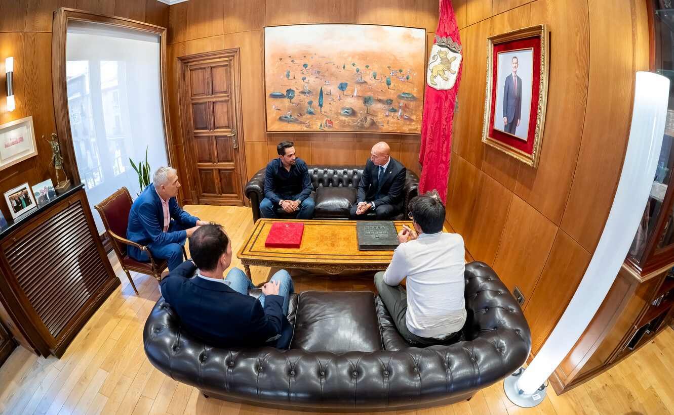 Un instante de la recepción oficial de este jueves en el Ayuntamiento de León.