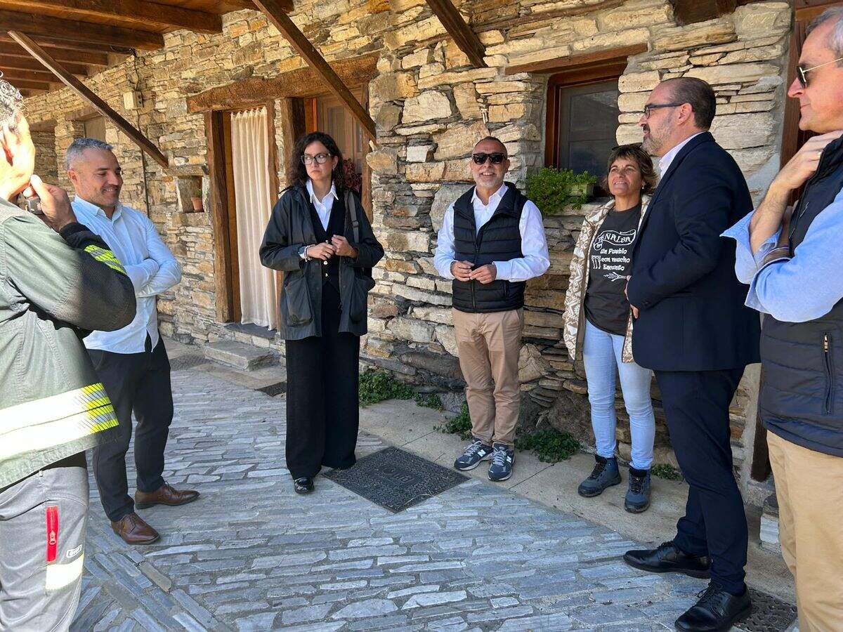 Marco Morala, junto con vecinos de Peñalba de Santiago.