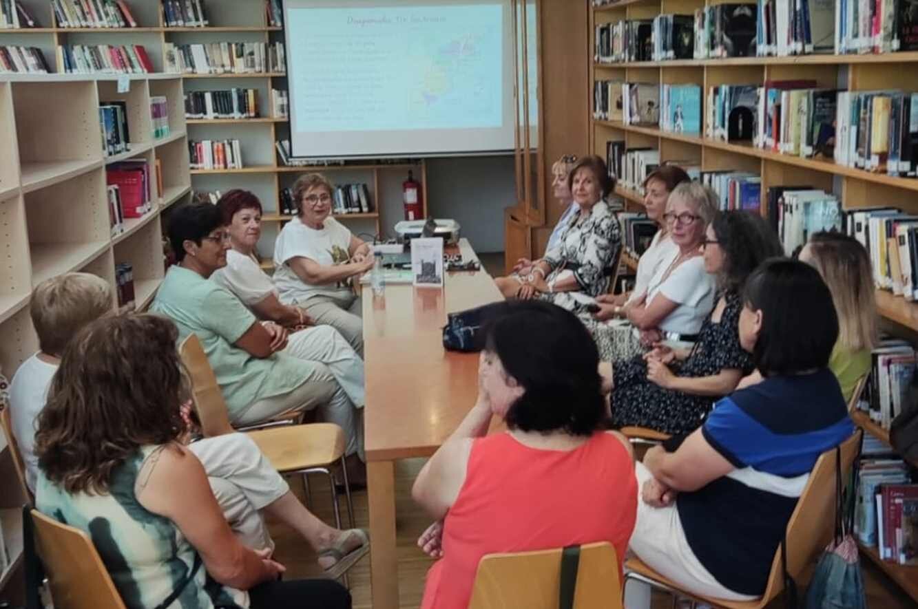 Tertulia Literaria CampoGrande. Tertulianas reunidas en la Biblioteca Cronista Luis Pastrana en el Centro Cívico El Crucero.