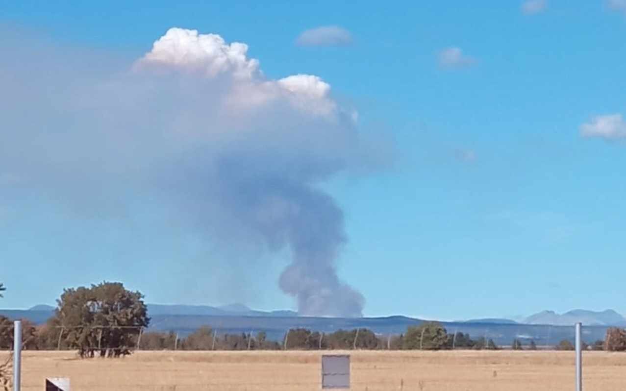Imagen del incendio declarado en la localidad de Riello.
