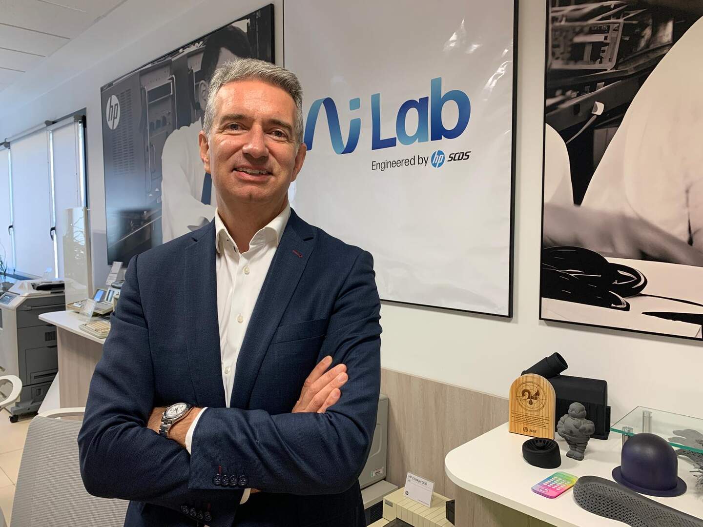 Miguel Ángel Turrado junto al logo de IA Labs en la sede de HP en el Parque Tecnológico. Foto: A.F.R.