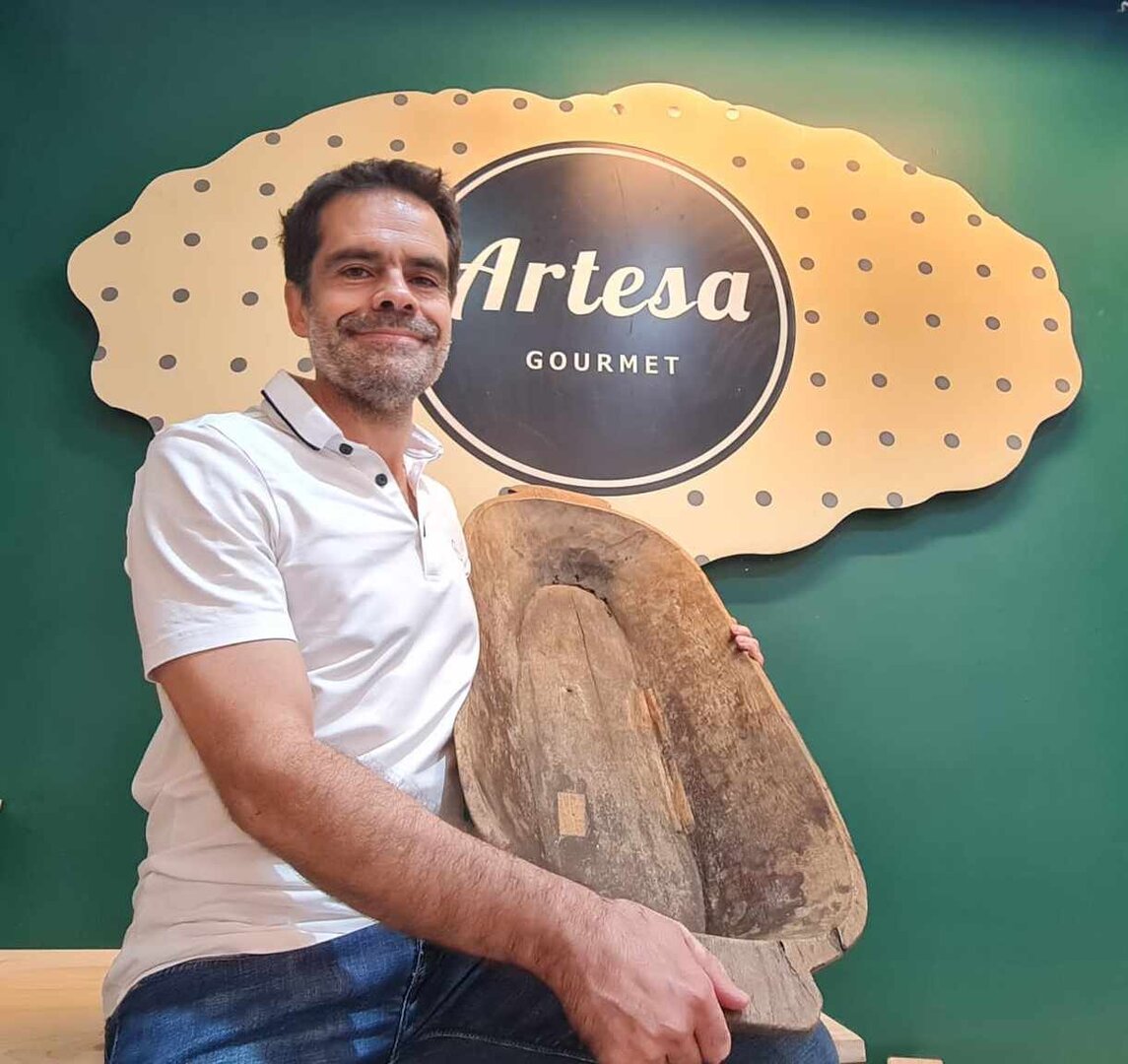 Luis Migue, con una 'artesa', en el nuevo local.