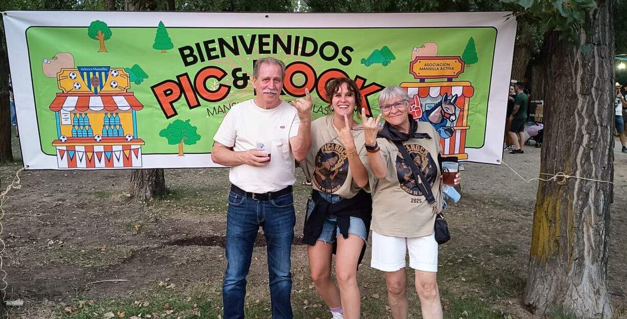 Isabel junto a sus padres en el festival Pick and rOCK