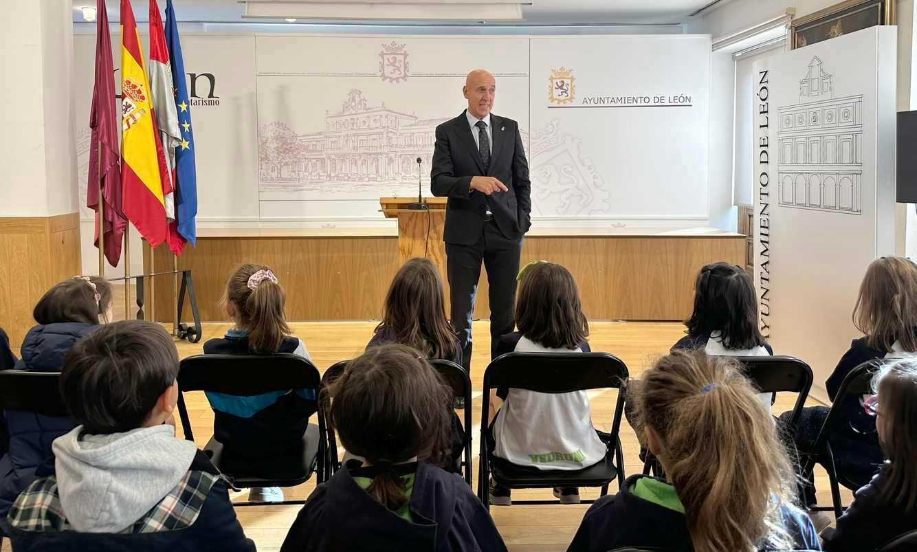 Los alumnos, durante su recorrido por las instalaciones municipales.