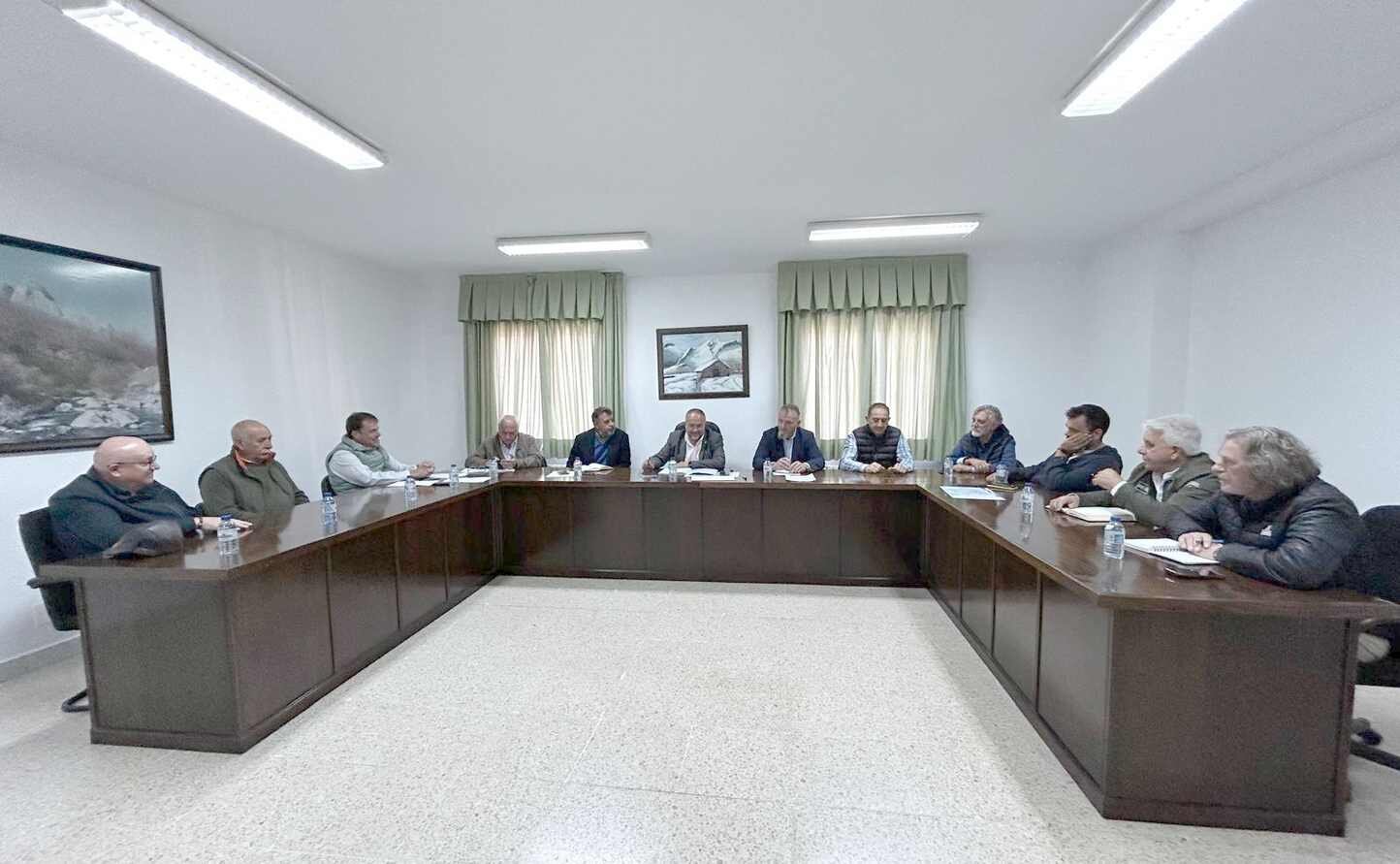 Un instante del encuentro mantenido con los alcaldes.