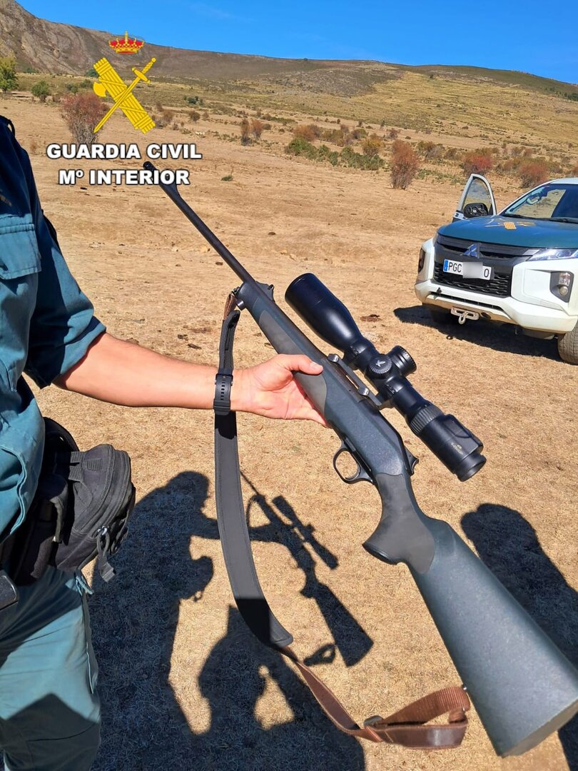 Uno de los rifles encontrados por el Seprona. Foto: Seprona