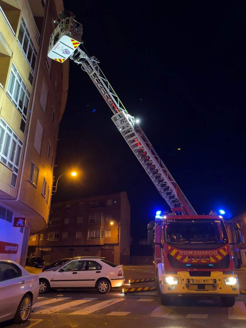 Intervención de los Bomberos de León para consolidar la fachada del inmueble en la calle Colada. Foto: Bomberos de León