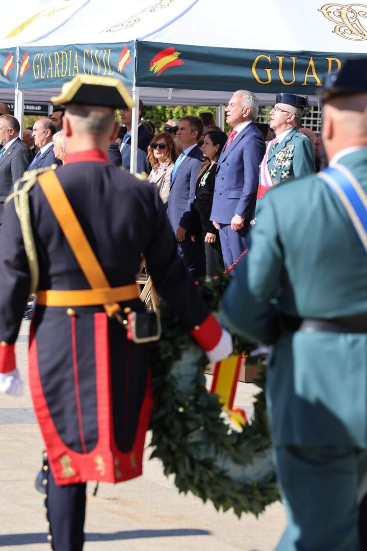 El general de Brigada Jefe de la XII Zona de la Guardia Civil (Castilla y León), José Antonio Fernández de Luz de las Heras y el delegado del Gobierno, Nicanor Sen, presiden el acto institucional de la festividad de la Virgen del Pilar. Foto: Campillo